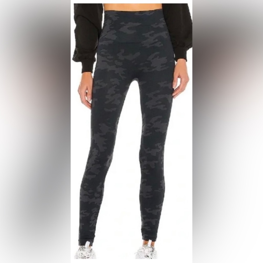 Spanx Camo‎ Leggings Black Sz M Shape Wear Sculpting
